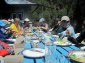 El equipo almorzando durante el trekking