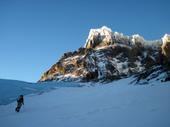 Sobre el glaciar Olguín buscando una buena perspectiva de la posible ruta