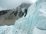Escalando paredes de hielo próximas al campamento base.