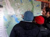 Revisando la ruta en los mapas de la administración del parque