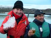 Nuestra tripulación disfrutando de un whisky con hielo glaciar