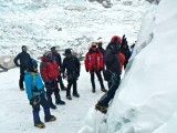 Practicando escalada en hielo