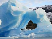 Hermosos témpanos son mensajeros del glaciar al otro extremo del lago