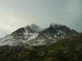 La ruta de subida, queremos salir al plateau entre las dos cumbres de la foto (cumbres Central y Bariloche)