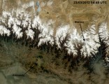 Imagen satelital de Katmandú y el Everest tomada el 23 de Marzo, mostrando el excelente tiempo que está recibiendo el inicio de la expedición.
(Agregada por ExpeNews)